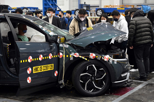 지난 12일 현대차·기아 남양연구소 안전시험동에서 진행된 아이오닉 5 충돌안전 평가 후 언론, 관계자들이 현장을 관람하고 있다. 현대차그룹 제공